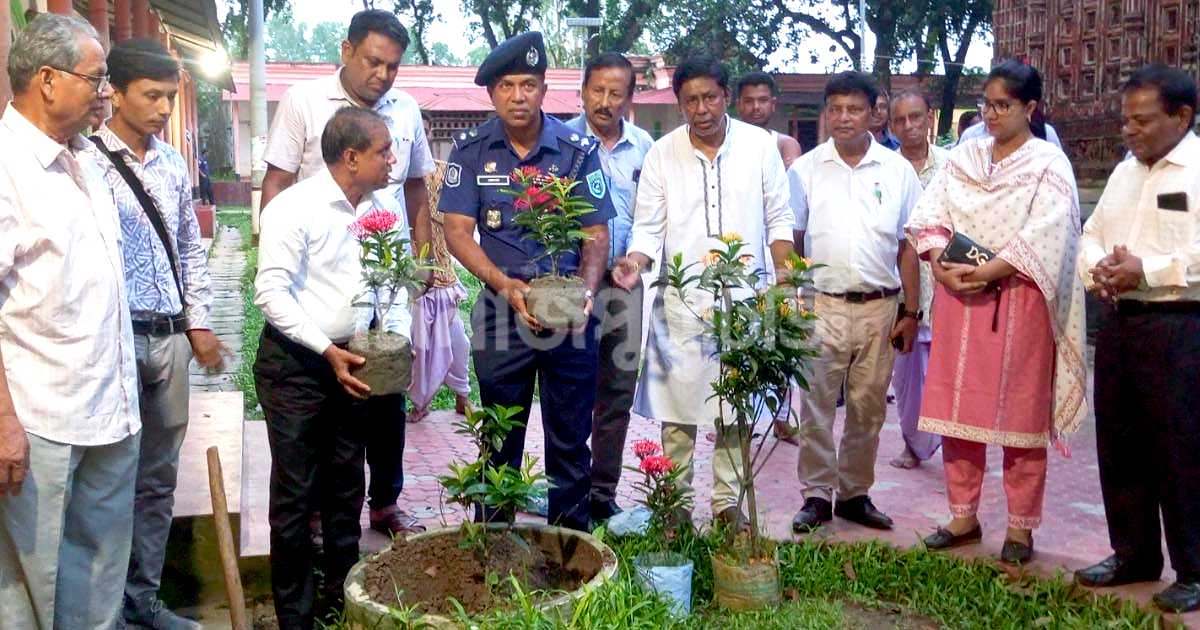 কান্তজীউ মন্দির প্রাঙ্গণে বৃক্ষরোপণ কর্মসূচির উদ্বোধন