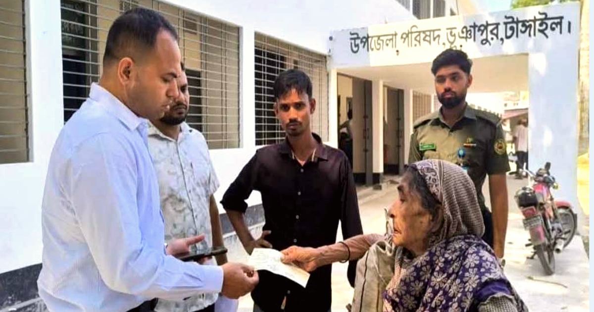 সিঁড়ি বাইতে পারছিলেন না বৃদ্ধা: চেয়ার ছেড়ে নিচে নেমে এলেন ইউএনও