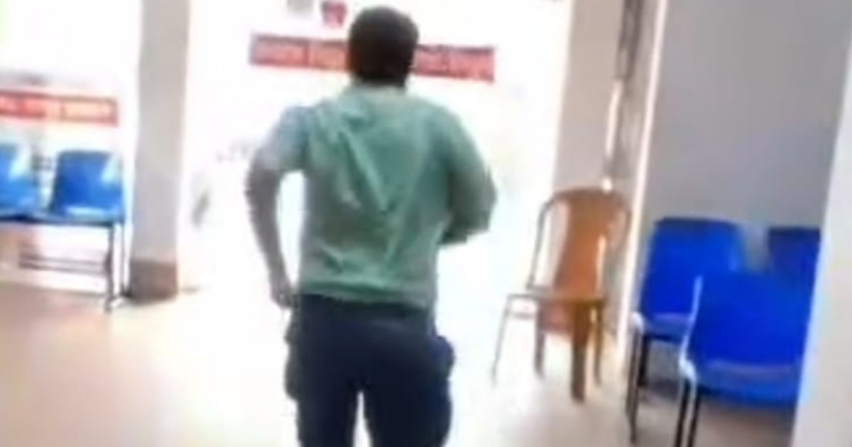 সাংবাদিক দেখেই দৌড় দিলেন সরকারি চিকিৎসক, ভিডিও ভাইরাল
