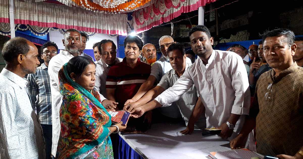হিলির পূজামণ্ডপে সমাজকল্যাণ মন্ত্রীর উপহার পৌঁছে দিলেন বিএনপির নেতাকর্মীরা