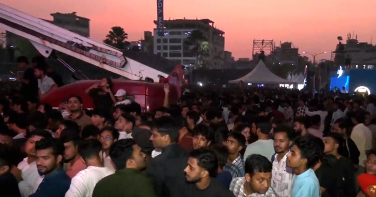 জেমসের কনসার্টে নিরাপত্তা ব্যারিয়ার ভেঙে দর্শকদের ভিড়