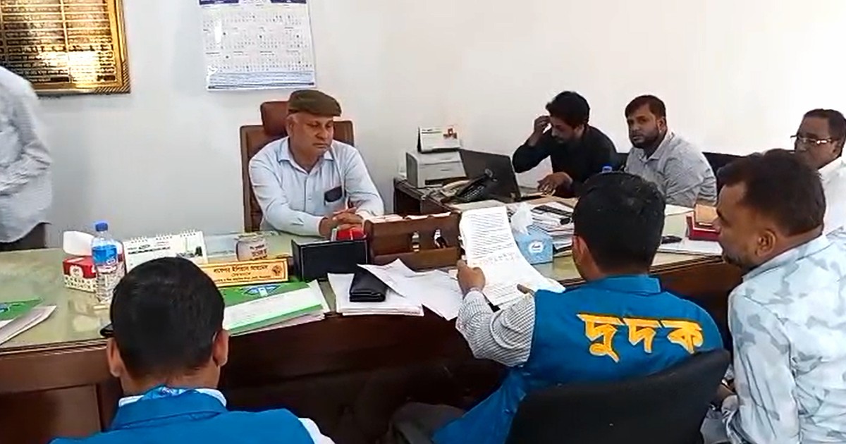 দিনাজপুর শিক্ষা বোর্ডে দুদকের অভিযান গুরুত্বপূর্ণ নথিপত্র জব্দ করল টিম