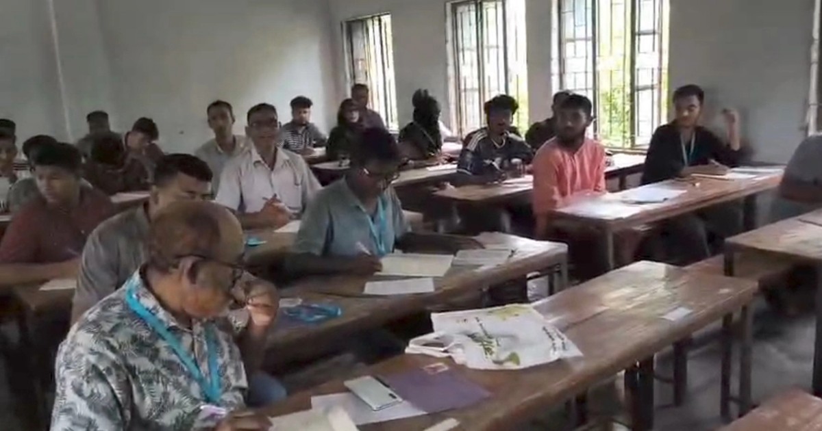 বই খুলে পরীক্ষা দেওয়ার দৃশ্য ধারণ করায় সাংবাদিকদের ওপর হামলা