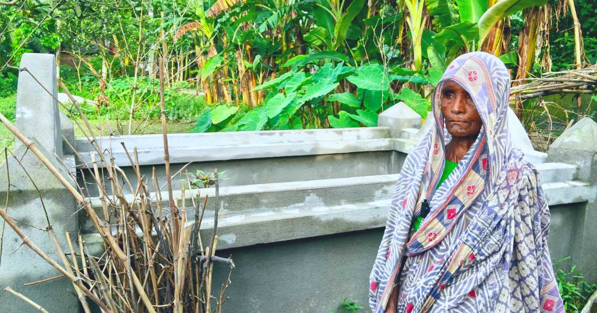 ছেলেদের অবহেলায় জীবিত থাকতেই নিজের কবর খুঁড়লেন বৃদ্ধা