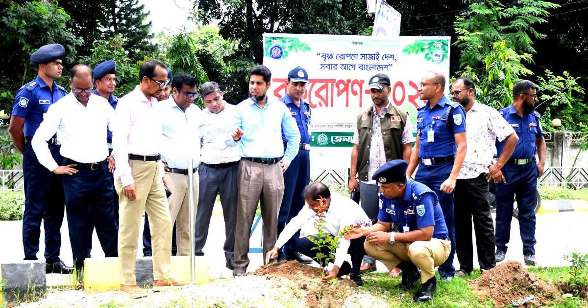 পরিবেশ রক্ষায় পুলিশ সুপারের বাসভবন সড়কে চেরি ফুলের চারা রোপণ