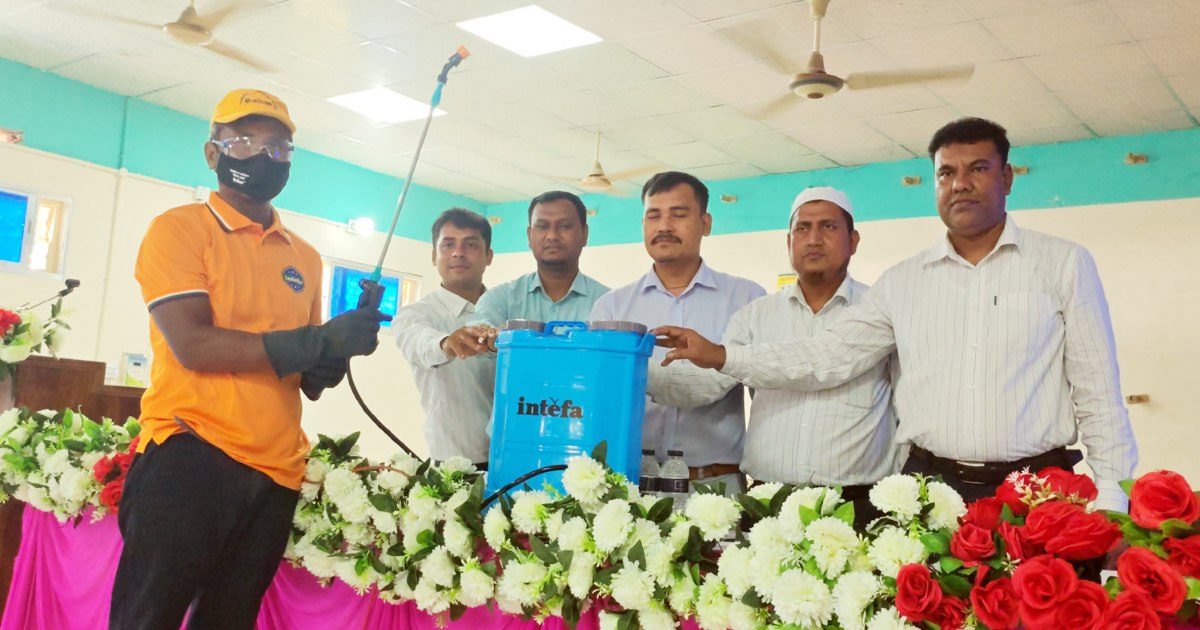 কৃষকদের সুরক্ষাসামগ্রী ও স্প্রে মেশিন বিতরণ