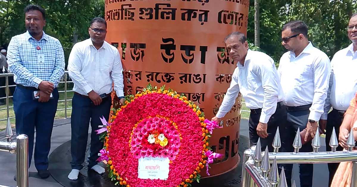দিনাজপুরে শহীদ স্মৃতিস্তম্ভে সর্বস্তরের শ্রদ্ধা