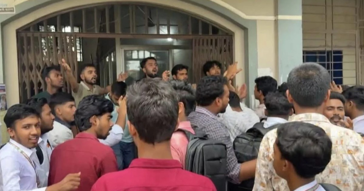 কালিয়াকৈর সরকারি কলেজে শিক্ষার্থীদের বিক্ষোভ ও ভাঙচুর