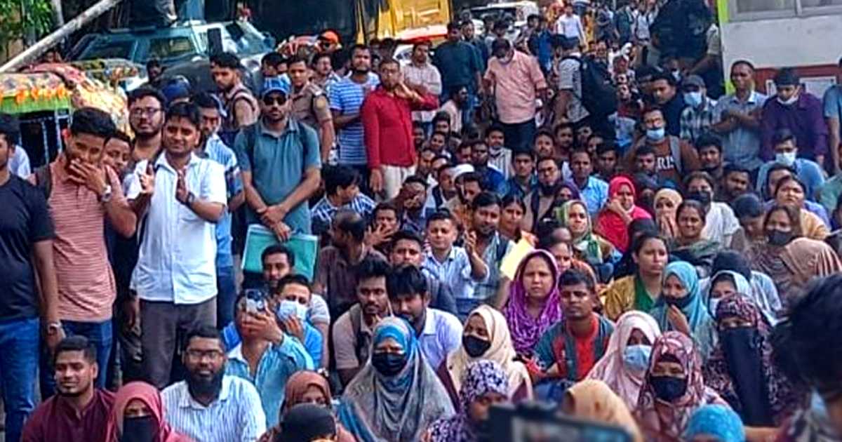 ভেরিফিকেশনে বাদ পড়া প্রাথমিক শিক্ষকদের শাহবাগে অবস্থান