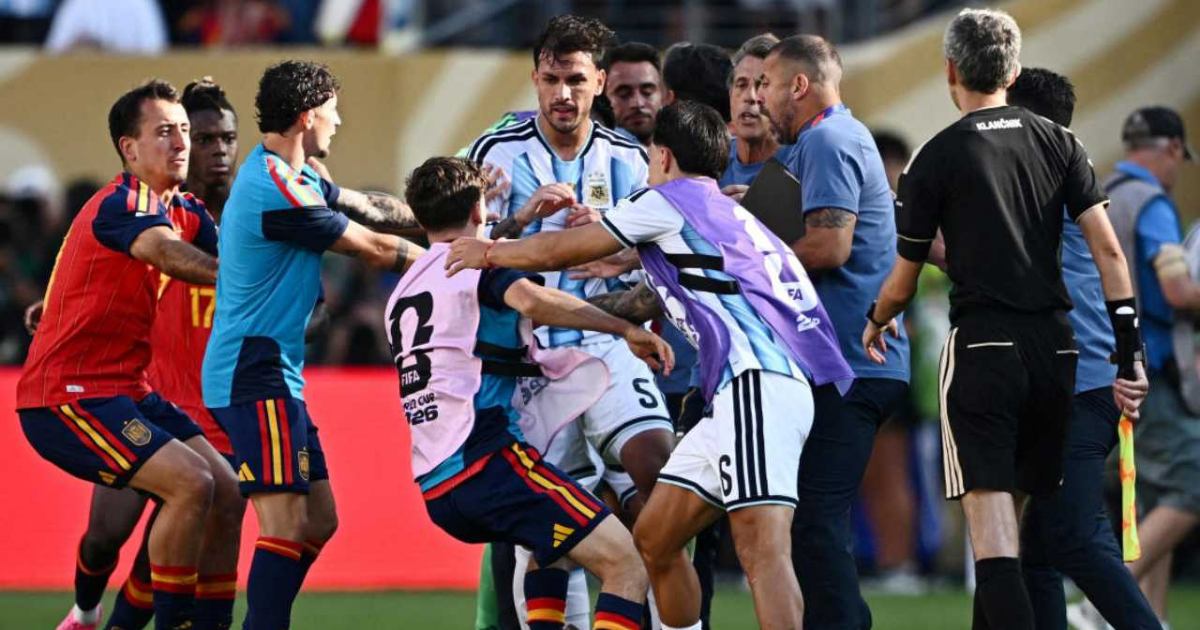১০ ম্যাচের নিষেধাজ্ঞাকে ‘বাড়াবাড়ি’ বললেন লিয়ান্দ্রো পারেদেস