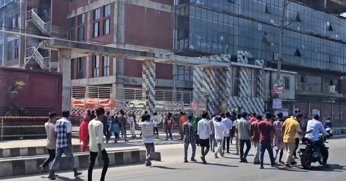 গাজীপুরে মহাসড়ক অবরোধ করে শ্রমিক বিক্ষোভ