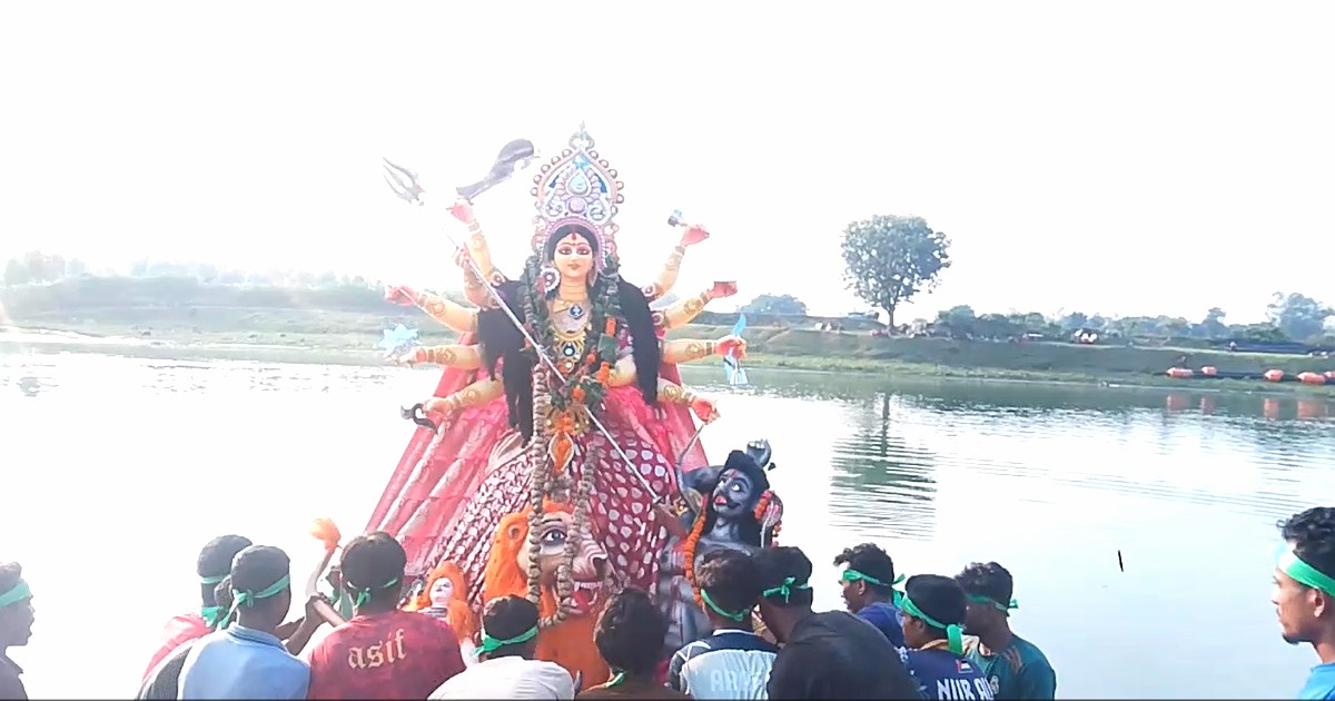 দিনাজপুরের মণ্ডপে মণ্ডপে অশ্রুসজলে দেবীকে বিদায়
