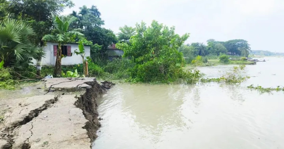 সুগন্ধা নদীর ভাঙন: ঝুঁকিতে বাবুগঞ্জ বাজার ও বিমানবন্দর