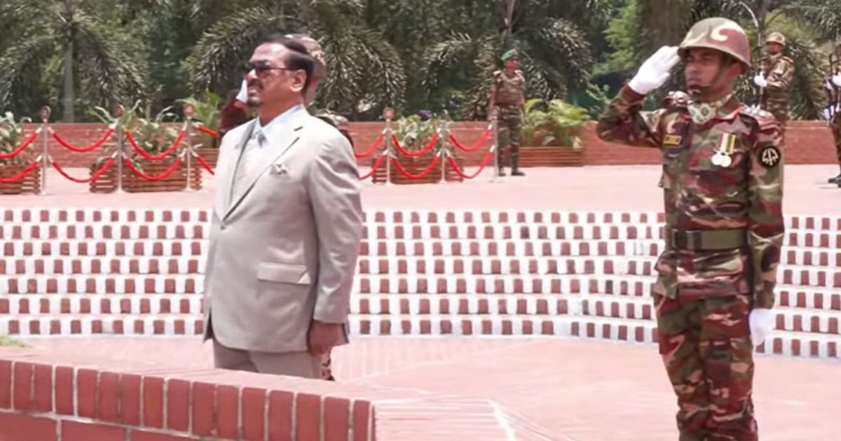 জাতীয় স্মৃতিসৌধে ভারপ্রাপ্ত রাষ্ট্রপতি হাফিজ উদ্দিন আহমদের শ্রদ্ধা