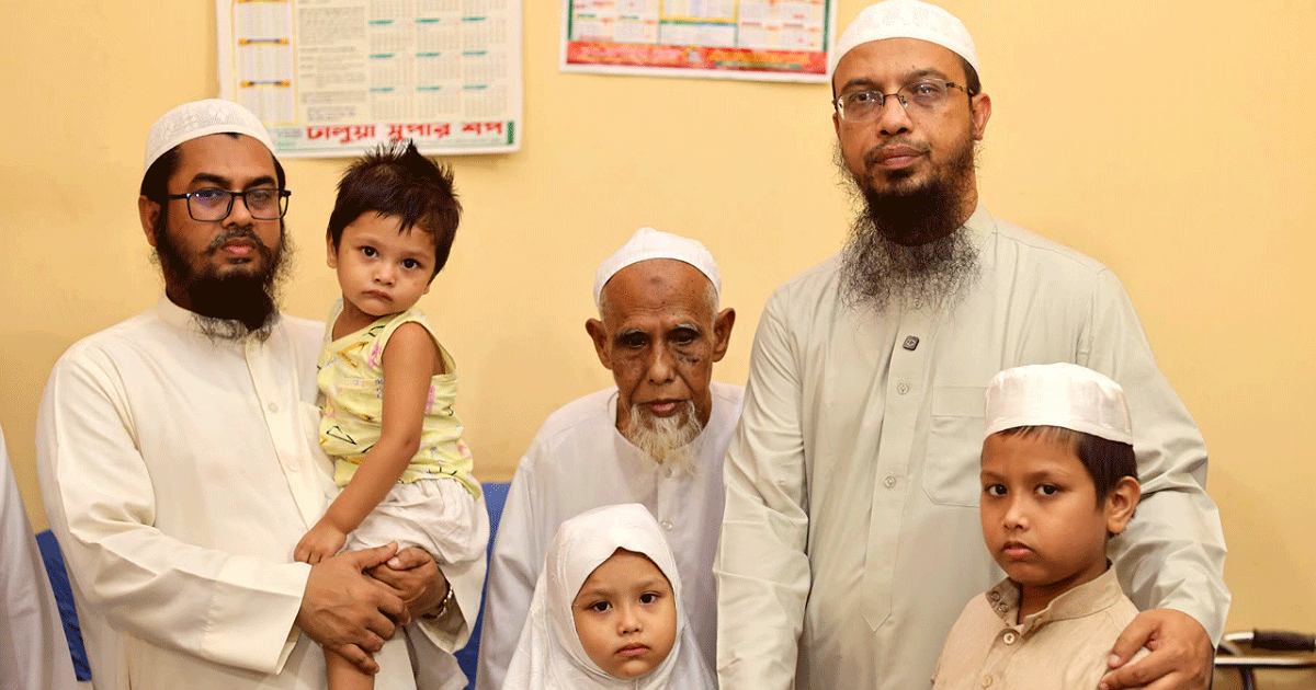 মুফতি নাসরুল্লাহর শোকাহত পরিবারের পাশে দাঁড়ালেন শায়খ আহমাদুল্লাহ