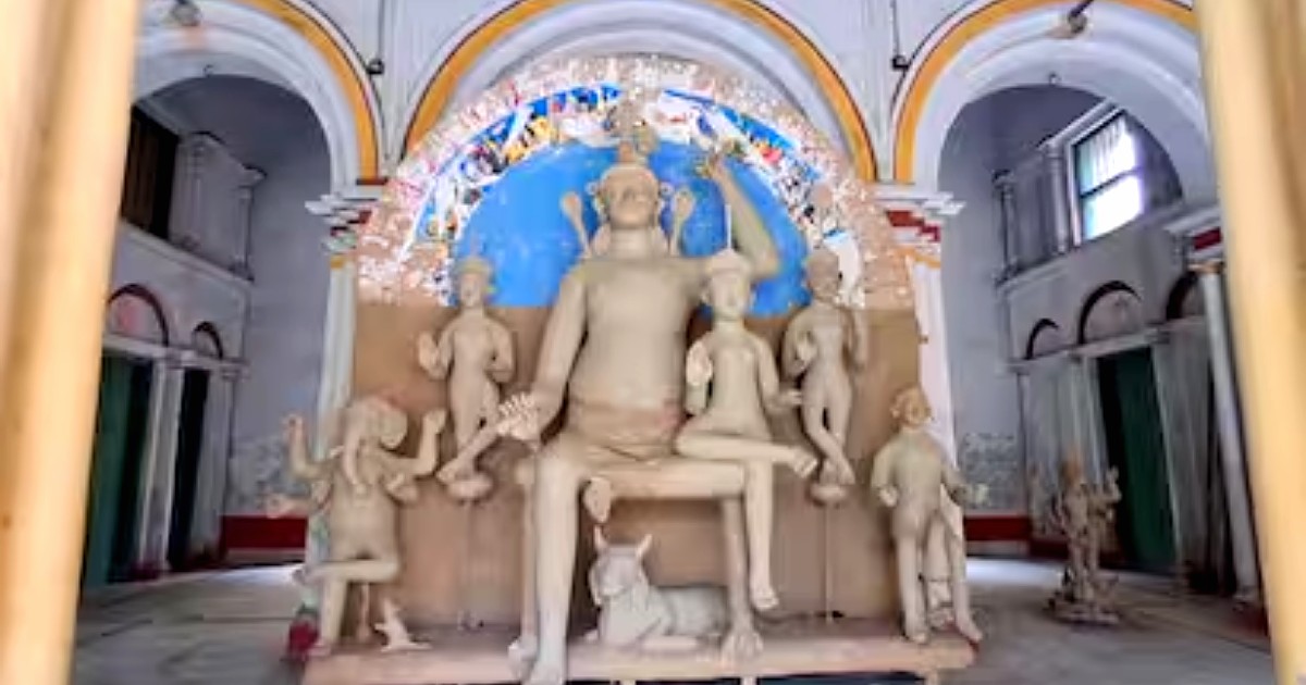 অসুরবধ নেই, মা এখানে দ্বিভুজা  মণ্ডলবাড়ির ঐতিহ্যবাহী পূজা