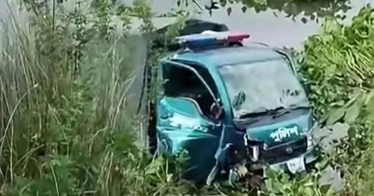 ব্রাহ্মণবাড়িয়ায় পুলিশের পিকআপ খাদে পড়ে ২ আসামিসহ আহত ৫