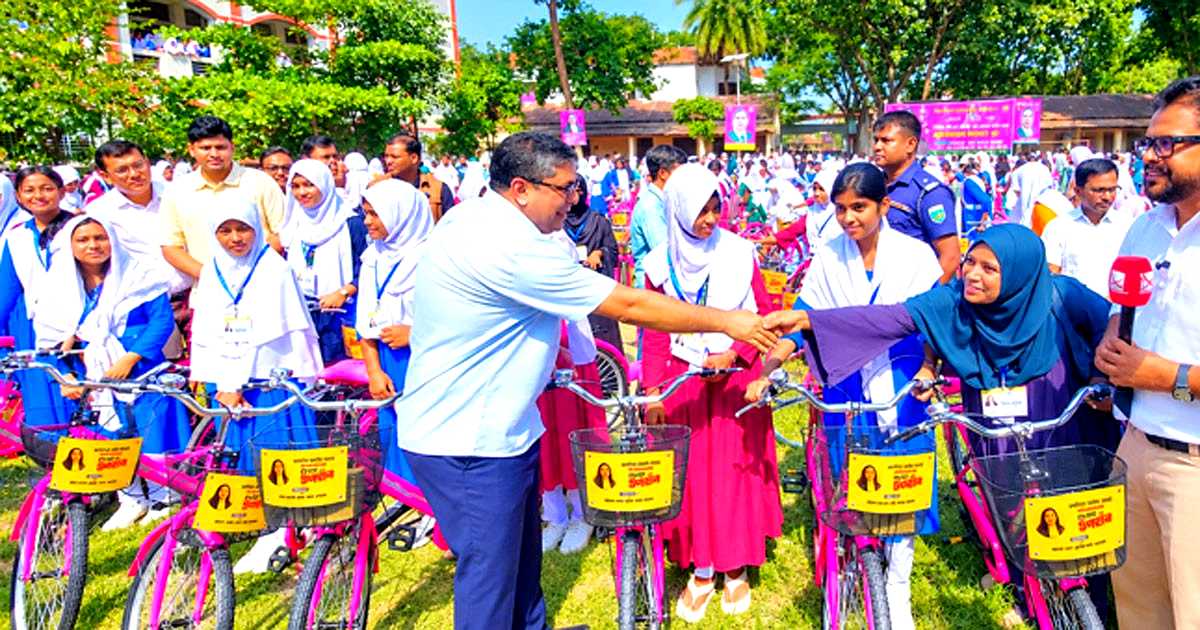 জাইমা রহমানের জন্মদিনে ৫৪৮ ছাত্রীকে বাইসাইকেল উপহার দিলেন প্রতিমন্ত্রী