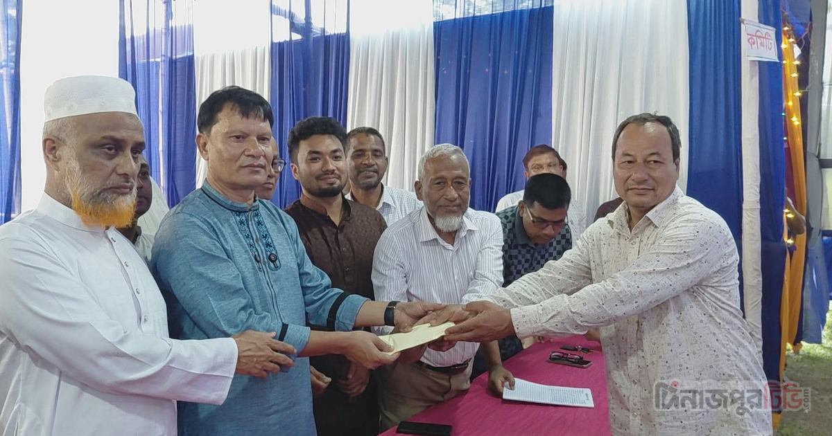 আটোয়ারীতে পূজা মণ্ডপ পরিদর্শন ও আর্থিক সহায়তা দিলেন জেলা প্রশাসক