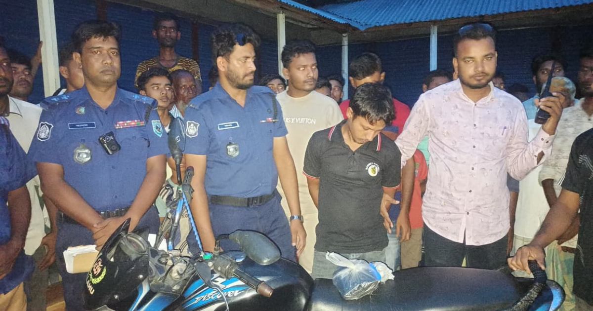পঞ্চগড়ে দুই শতাধিক ইয়াবাসহ মাদক কারবারিকে পুলিশে দিল স্থানীয়রা