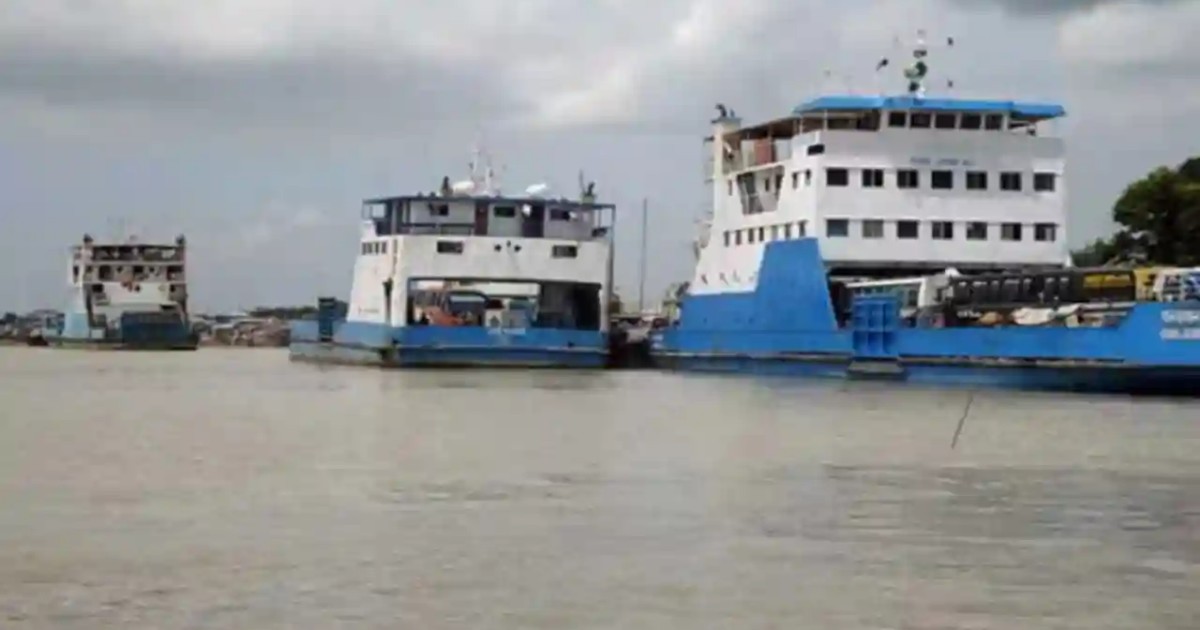 কালবৈশাখী ঝড়ে পাটুরিয়া-দৌলতদিয়া রুটে ফেরি চলাচল বন্ধ