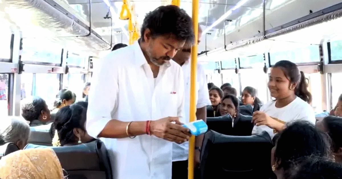 মুখ্যমন্ত্রী বিজয় নিজেই বাসের টিকিট কাটলেন চেন্নাইয়ে