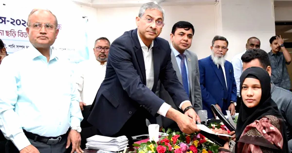 ঢাকা বিশ্ববিদ্যালয়ে ১০৭ দৃষ্টিপ্রতিবন্ধী শিক্ষার্থীকে সাদা ছড়ি প্রদান
