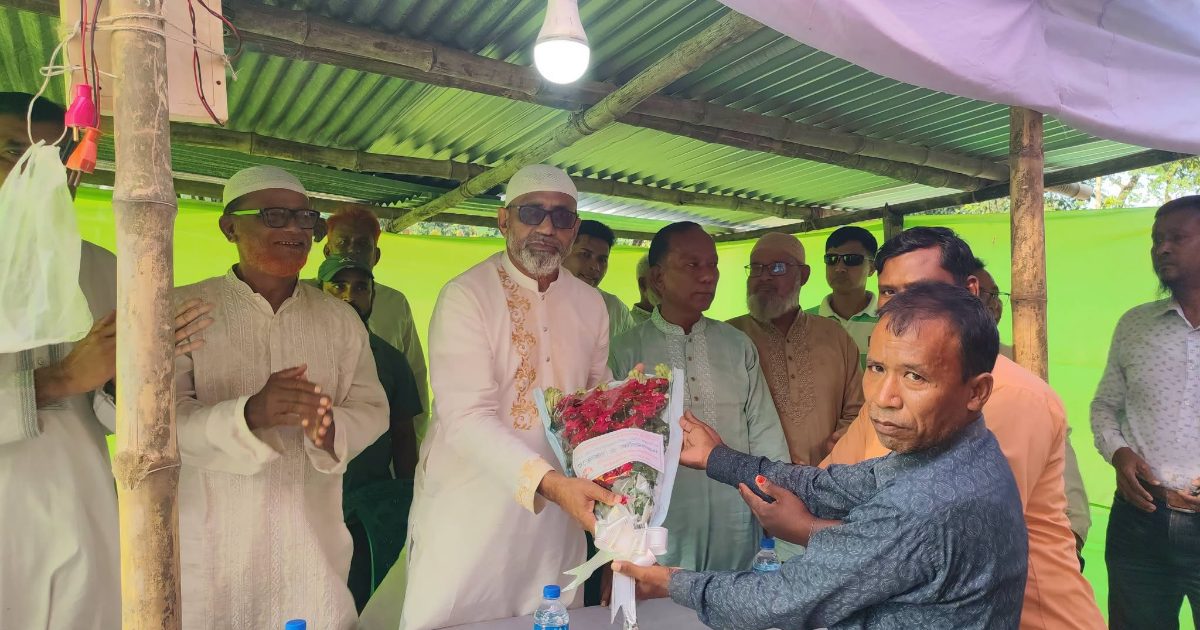 চিরিরবন্দরে পূজামণ্ডপ পরিদর্শন করলেন হুইপ আখতারুজ্জামান মিয়া