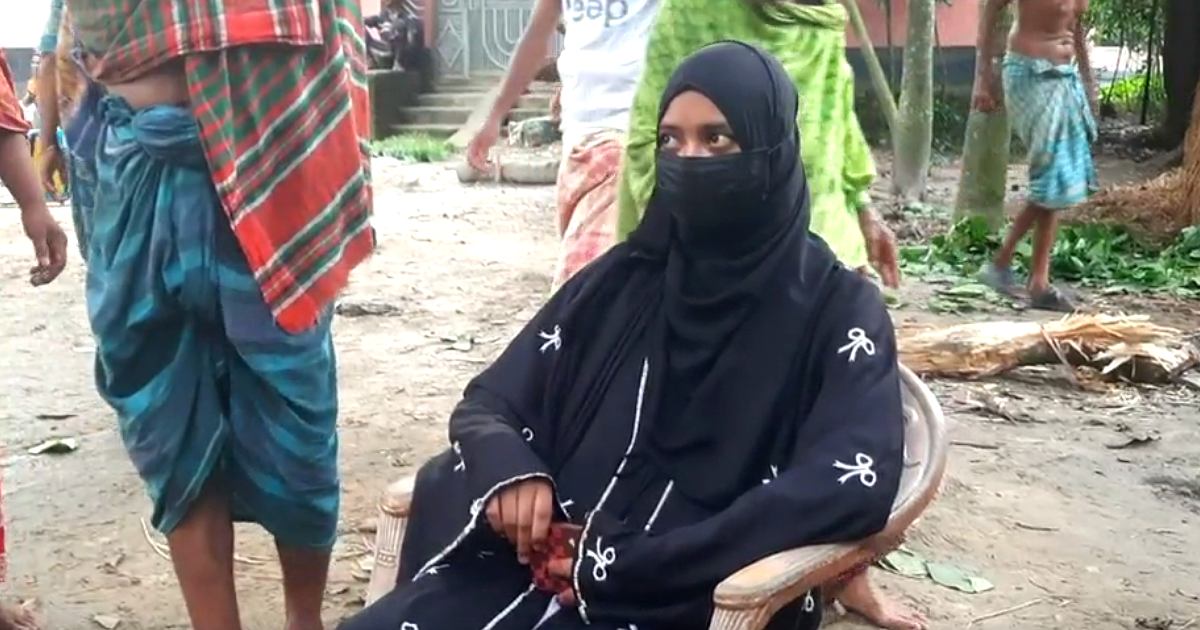 প্রেমিকের বাড়িতে বিয়ের দাবিতে প্রেমিকার অনশন