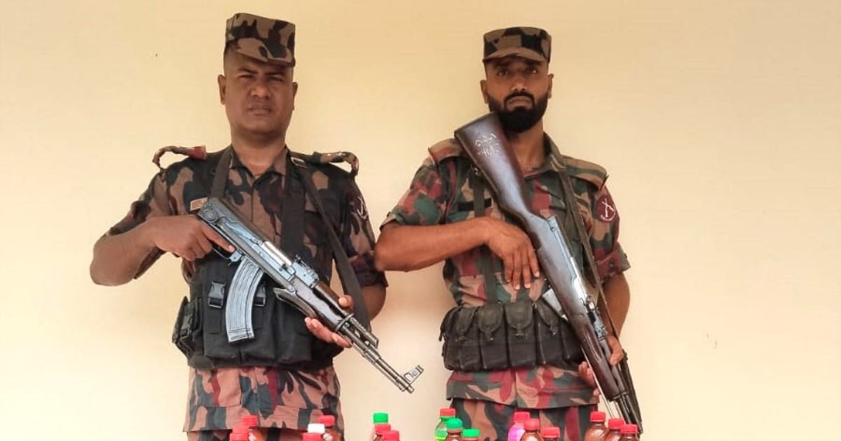 দিনাজপুরের বিরল সীমান্তে ১৮ বোতল দেশি মদ উদ্ধার করল বিজিবি