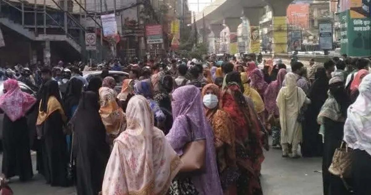 মিরপুর ১০ নম্বরে পোশাকশ্রমিকদের সড়ক অবরোধ, যান চলাচল ব্যাহত
