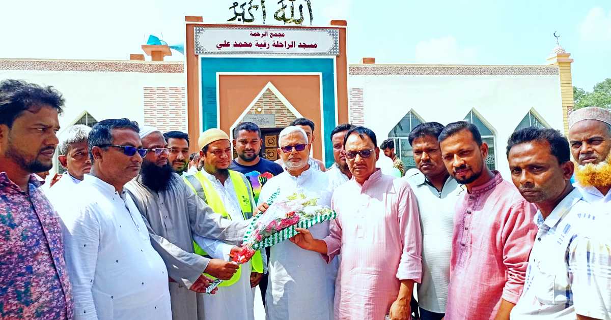 আমিরাতের ৫ অতিথিকে সঙ্গে নিয়ে বীরগঞ্জে মসজিদ উদ্বোধন করলেন এমপি মনজুরুল