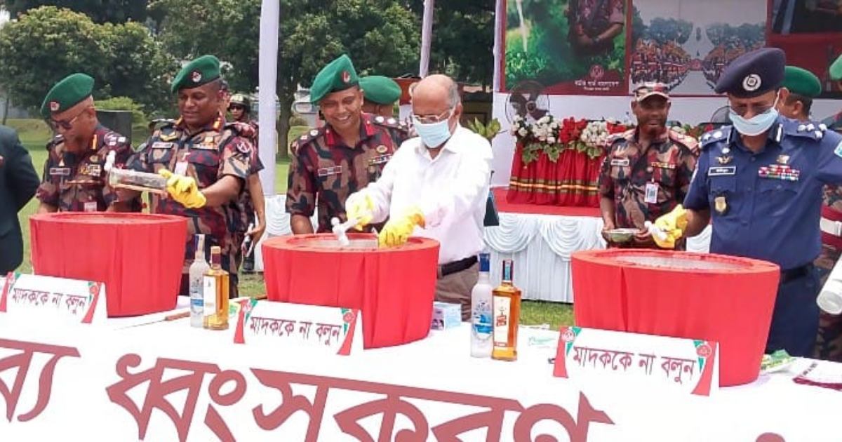 দিনাজপুরে বিজিবির অভিযানে জব্দ হওয়া ১১ কোটি টাকার মাদক ধ্বংস