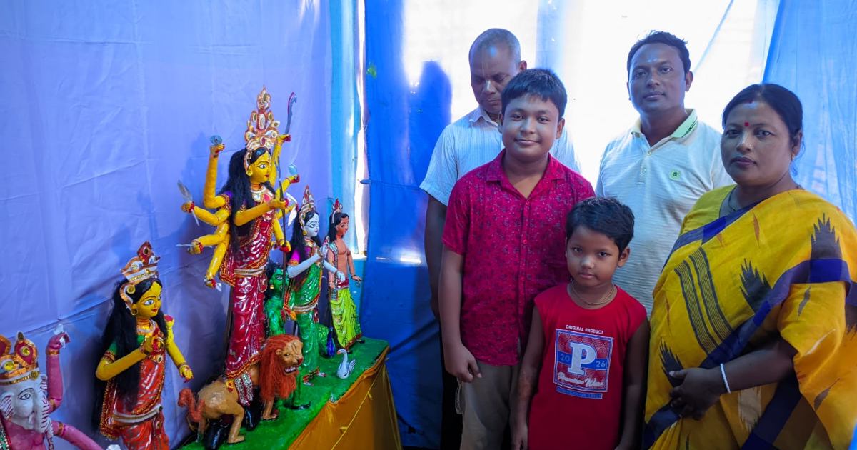 শারদীয় দুর্গোৎসবে বীরগঞ্জে ১১ বছরের শিশুর নিজ হাতে প্রতিমা নির্মাণ