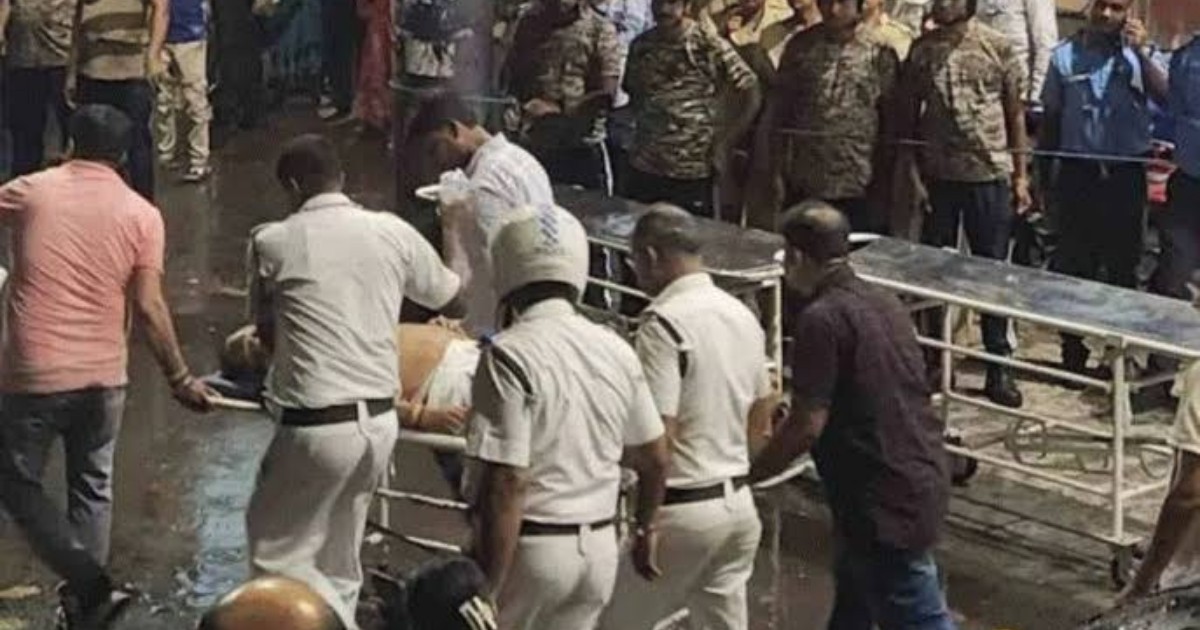 কলকাতায় পূজামণ্ডপ ভেঙে পদদলিত হয়ে ১৯ জনের মৃত্যু: আহত অন্তত ২৫