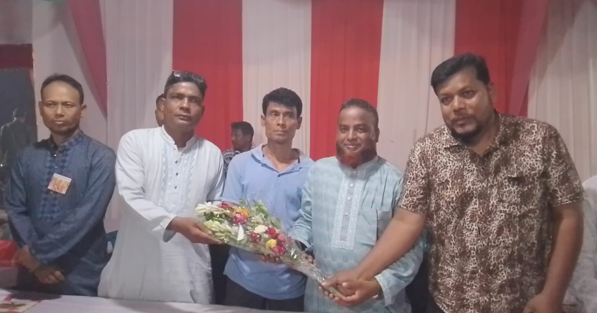 ১৬ মণ্ডপ পরিদর্শন ও অনুদান দিলেন চেয়ারম্যান প্রার্থী জিয়াউর