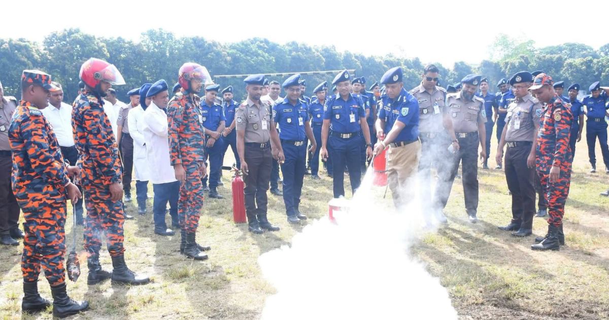 দিনাজপুর পুলিশ লাইন্সে অগ্নিনির্বাপণ ও উদ্ধার মহড়া