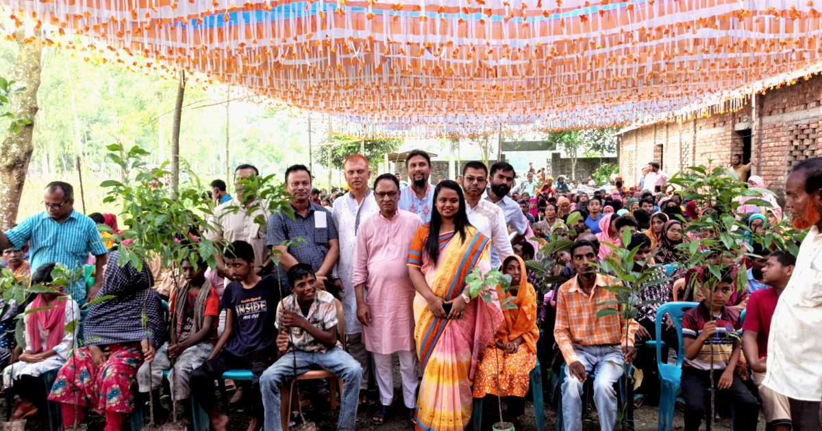 বীরগঞ্জে প্রতিবন্ধী শিক্ষার্থীদের মাঝে গাছের চারা বিতরণ
