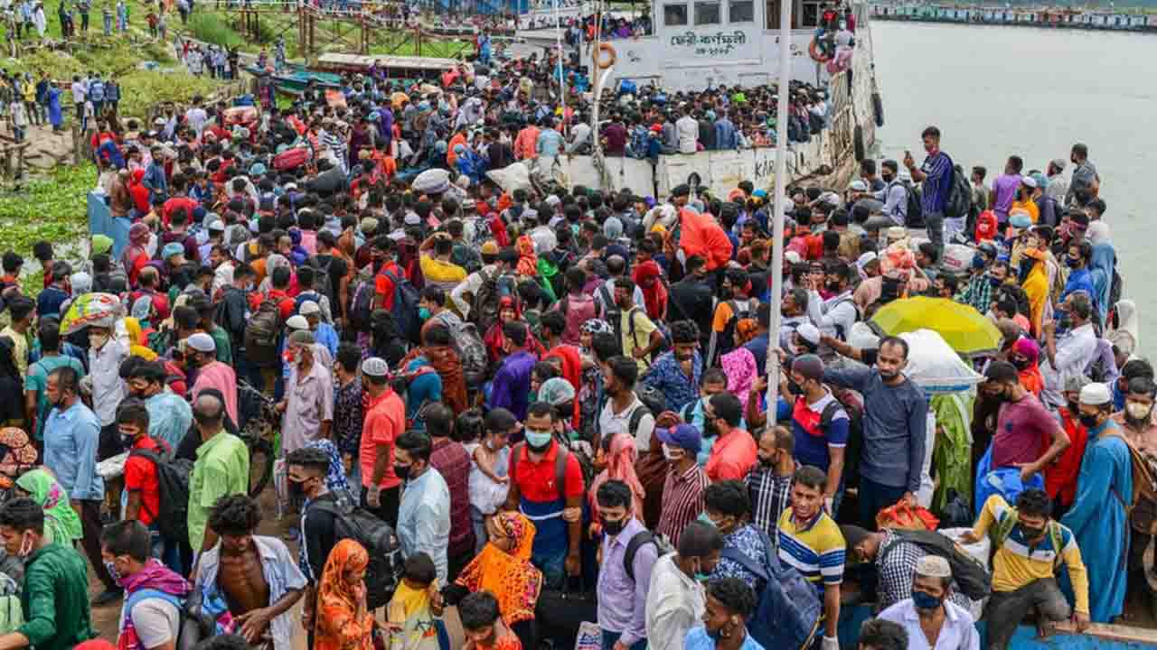 ভোট দিতে ঈদের ছুটির মতোই গ্রামে ছুটছে মানুষ