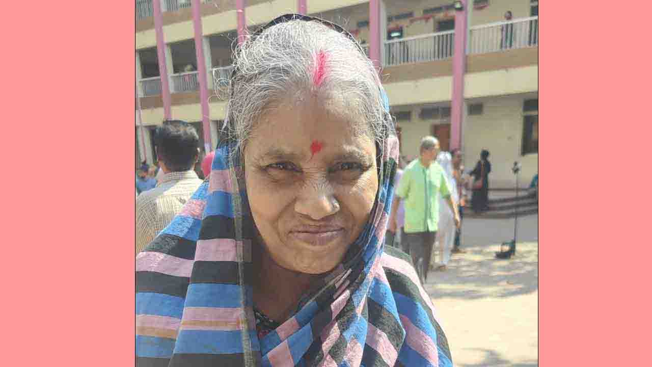 ভোটের লাইনে হিন্দু নারীদের সরব উপস্থিতি