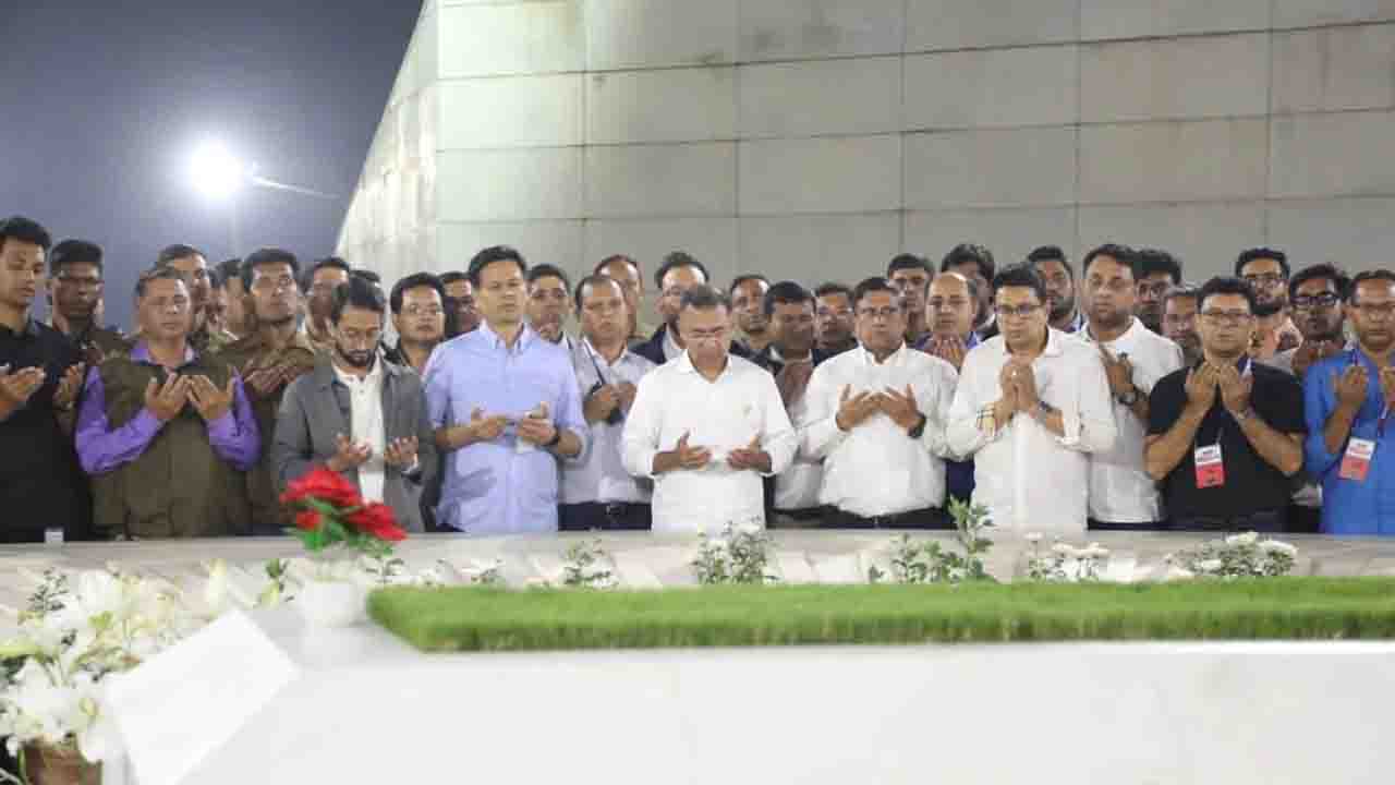 নির্বাচনি প্রচার শেষে বাবা–মায়ের কবর জিয়ারত করলেন তারেক রহমান