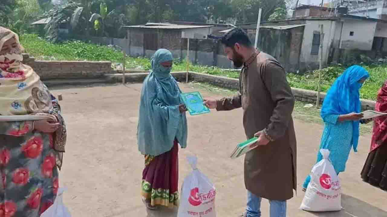 দিনাজপুরে অসহায়দের পাশে স্বেচ্ছাসেবী সংগঠন অভিযাত্রিক