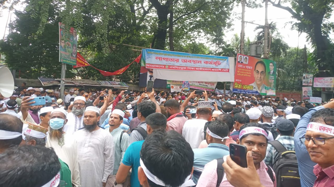 শিক্ষকদের আন্দোলনে অচল প্রেস ক্লাবের সামনের সড়ক, যান চলাচল বন্ধ