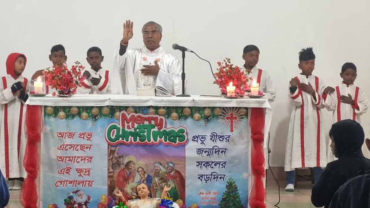 ফুলবাড়ীতে উৎসবমুখর পরিবেশে বড়দিন উদযাপন