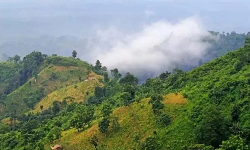 পাহাড় ধসে সাজেকে সড়ক যোগাযোগ বিচ্ছিন্ন, অনেক পর্যটক আটকা