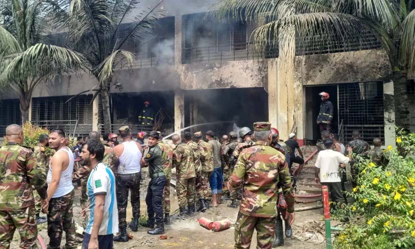 ‍‍`চাল ভেঙে আমার ঘরের মধ্যে পড়েন পাইলট‍‍`