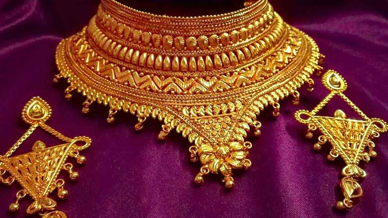 রেকর্ড দামে স্বর্ণ যেনে নিন আজ কত টাকায় বিক্রি হচ্ছে
