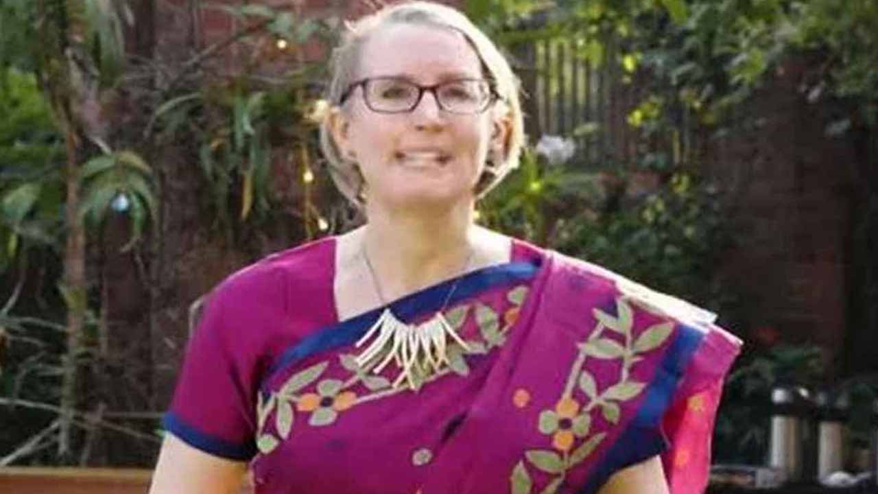 ঐতিহ্যবাহী টাঙ্গাইলের শাড়ি পরে বড়দিন উদযাপন ব্রিটিশ হাইকমিশনারের