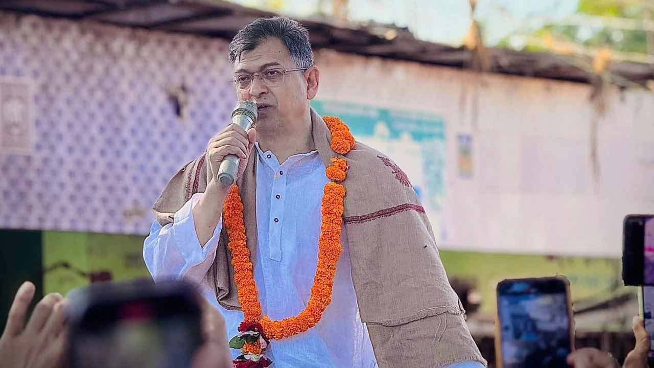 কক্সবাজার-১ আসনে সালাহউদ্দিন আহমদের মনোনয়নপত্র সংগ্রহ
