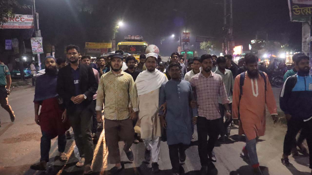 বেরোবিতে আওয়ামী লীগের সন্ত্রাসী কর্মকাণ্ডের বিরুদ্ধে শিক্ষার্থীদের বিক্ষোভ মিছিল
